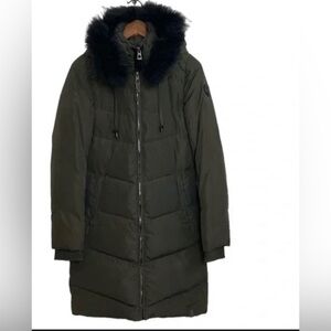 Beautiful army green winter coat
Great condition